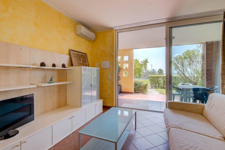 On Lakeside with 3 Pools and Tennis Courts - Apartment Azzurro — photo 3