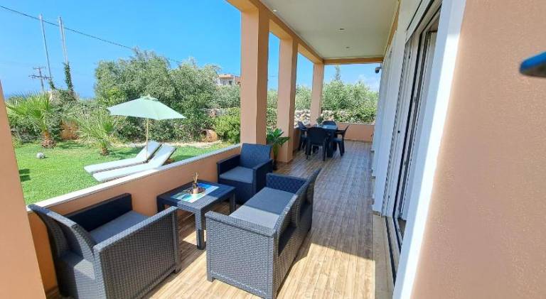 Villa with terrace, yard & hot tub | Perfect for remote work — photo 4
