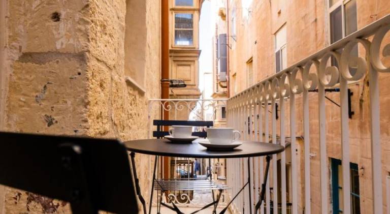 Charming Valletta 1 bedroom apartment off Republic Street sleeps 4 — photo 4