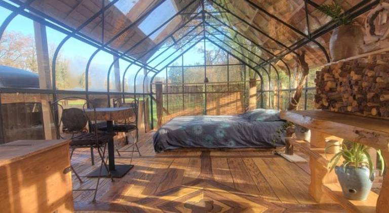 Lodge with yard, hot tub & terrace | Pets allowed in Gueret