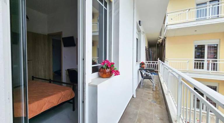 Apartment with patio — photo 2