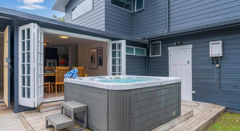 House with hot tub in Taupo