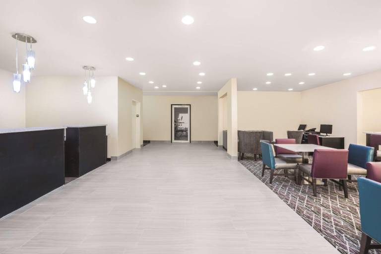 La Quinta Inn & Suites by Wyndham Rome — photo 2
