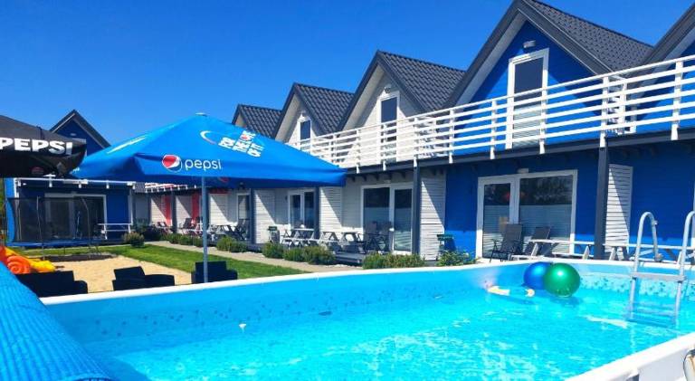 Lodge with pool, barbecue & patio — photo 5