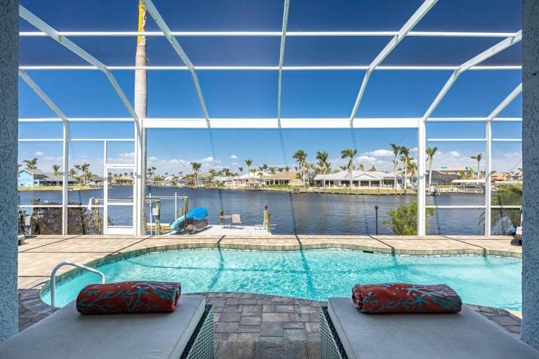Family-friendly house with private pool, terrace & barbecue | Water view | Pets are welcome — photo 5