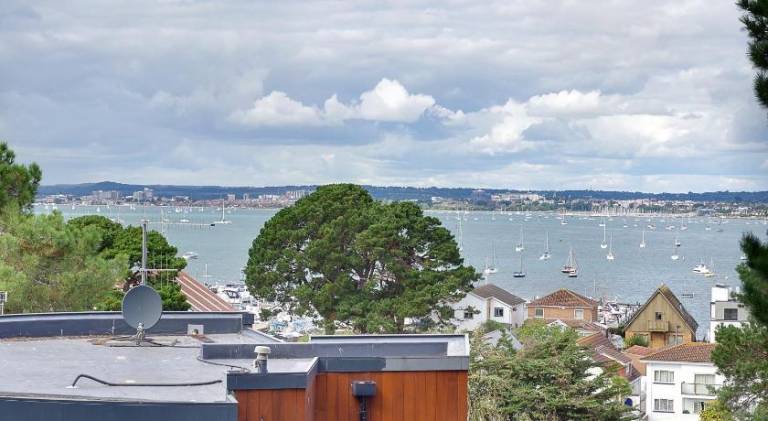 Luxury 3bd penthouse with roof terrace and hot tub in Poole