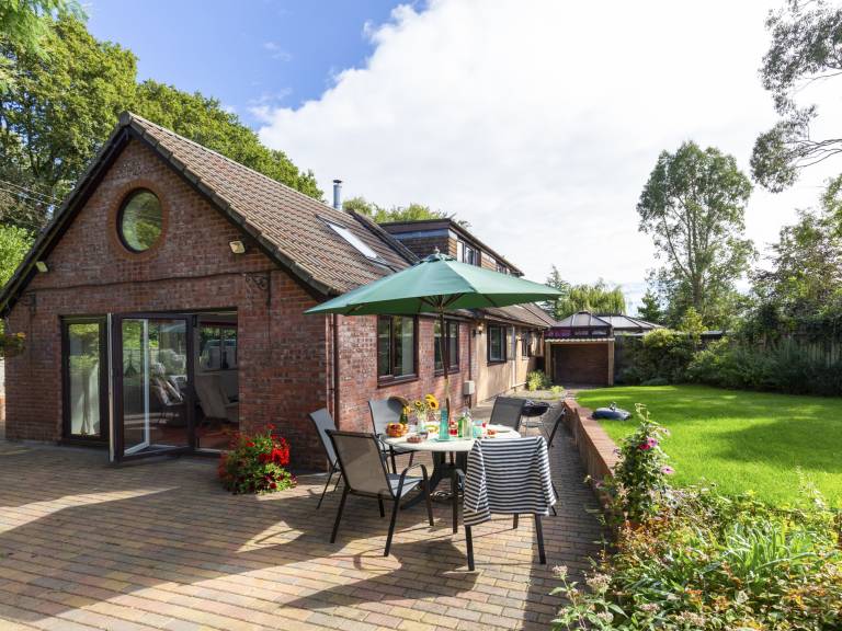 Cottage with hot tub, yard & BBQ in Taunton