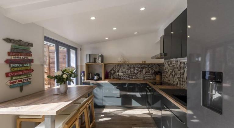 Beautiful serviced apartment with patio | Beach nearby | Pets allowed — photo 3