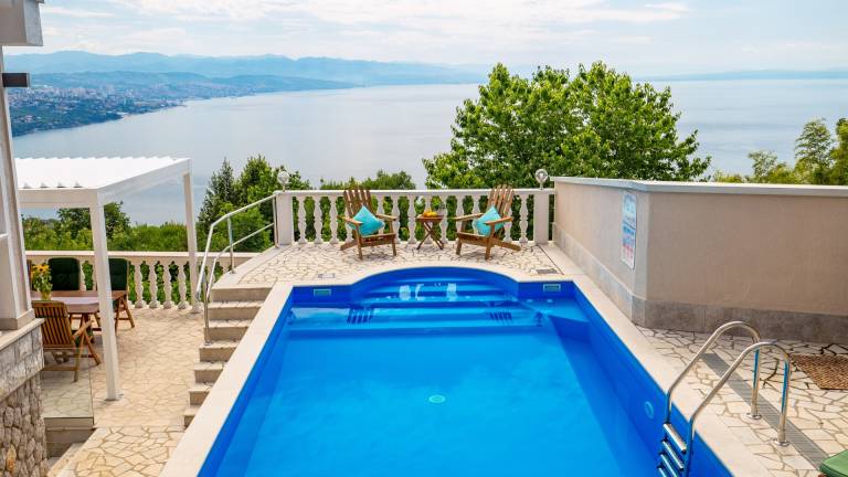 Fully equipped villa with private pool, patio & yard | Pets are welcome — photo 3