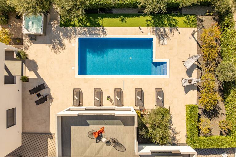 Villa with private pool, jacuzzi & barbeque — photo 4