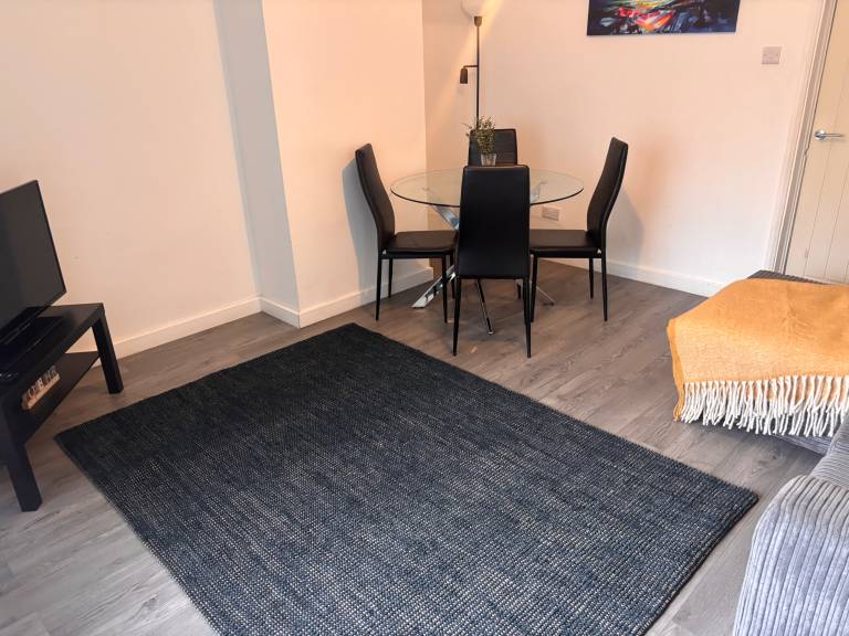 3 Bed Sleeps 5 Garden Pets Parking