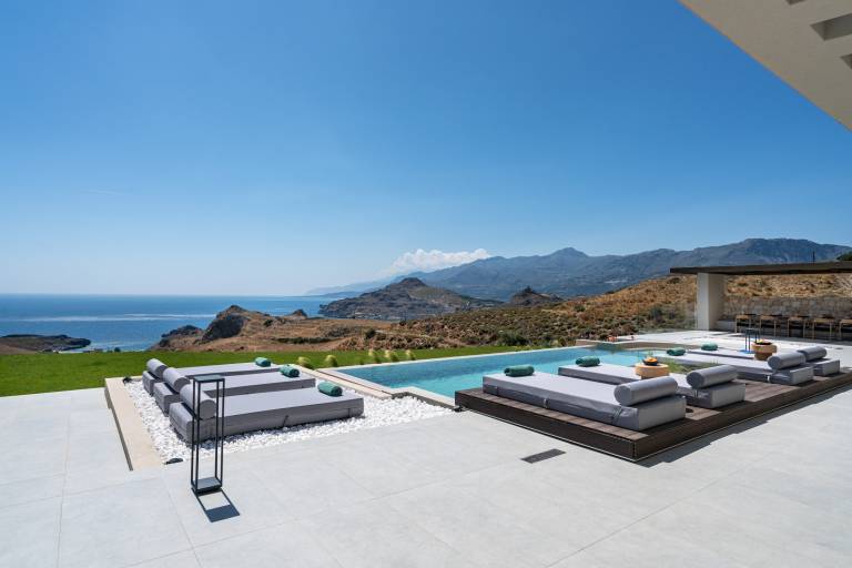 Villa with yard, jacuzzi & grill — photo 4