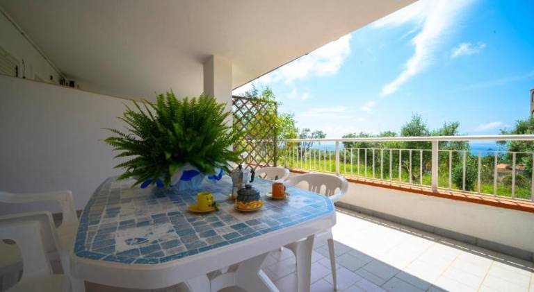 Rental apartment with yard & barbecue — photo 3