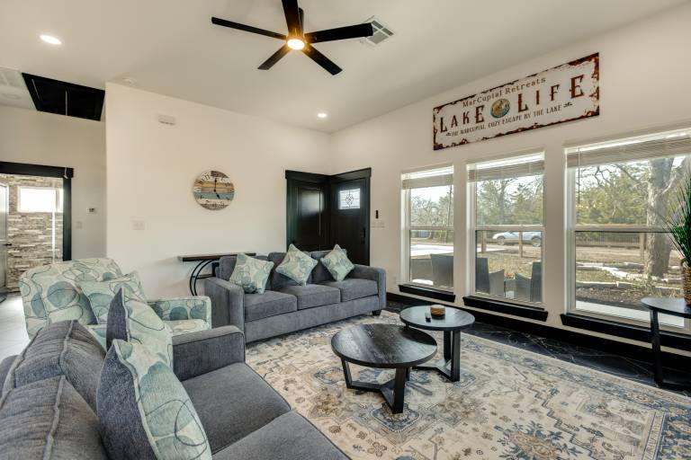 'The Lazy Joey' Stylish 3BR Near Round Top & A&M! — photo 5