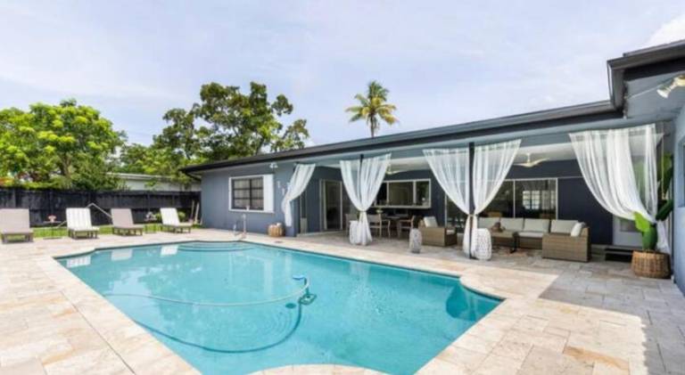 Spacious 4 Bedroom 3 Bathroom House with Heated Pool and Outdoor Shower close to FFL Airport and Cru in Plantation, FL
