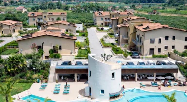 Rental apartment with pool, yard & patio in Casal Velino