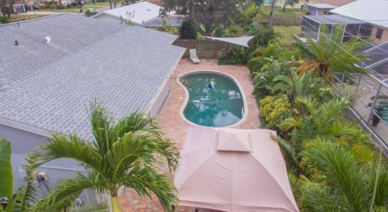 House with pool — photo 4