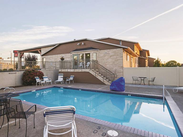 La Quinta Inn & Suites by Wyndham Woodburn — photo 3