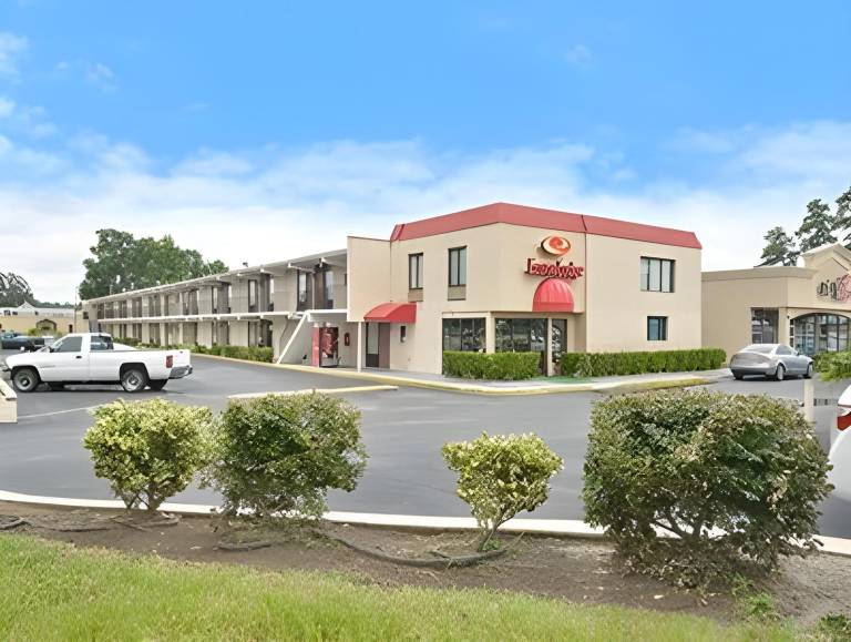 Econo Lodge Savannah Midtown in Savannah, GA