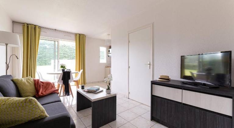 Serviced apartment with pool — photo 2