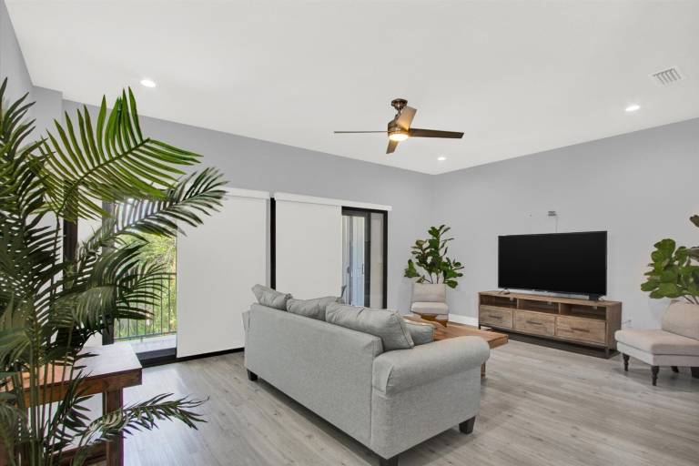 Condo Courier City/Oscawana