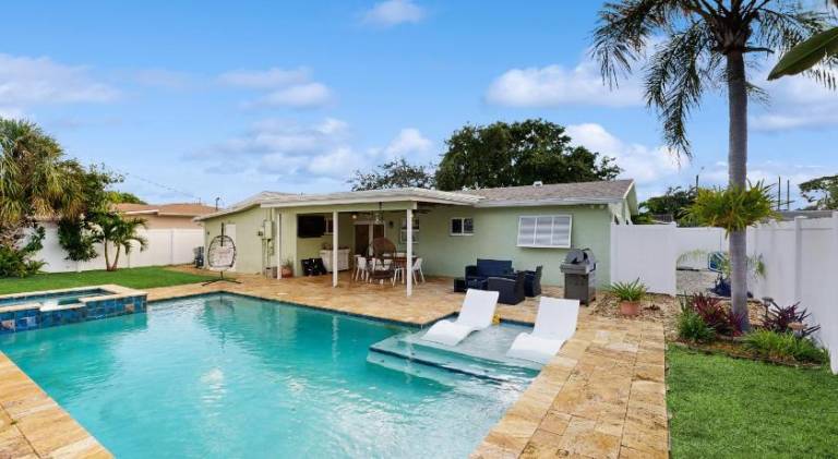 Vacation home with pool, terrace & jacuzzi in Fort Lauderdale, FL