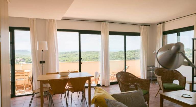 Apartment with pool & patio — photo 2