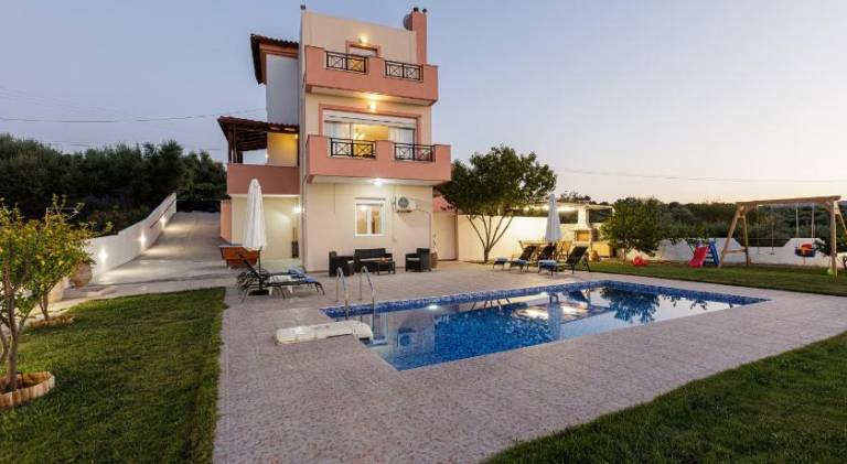 Vacation home with pool in Mylopotamos