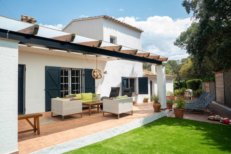 Villa 'Fleur ' with Shared Pool, Private Terrace and Wi-Fi — photo 4