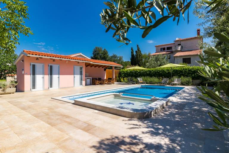 Rental apartment with terrace, private pool & barbecue | Pool view — photo 4