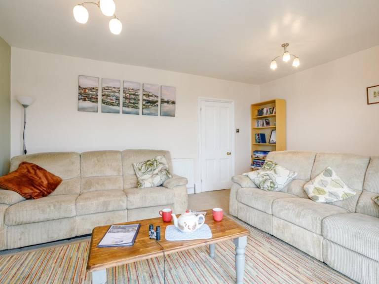 Fully equipped rental apartment with yard | Water view | Pets allowed — photo 3