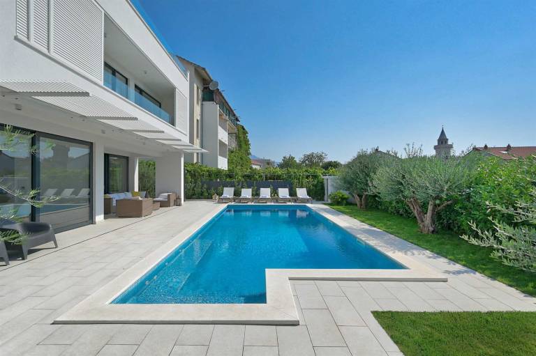 Villa with yard, private pool & patio — photo 3