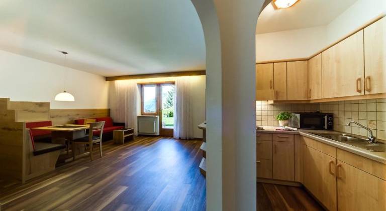 Wonderful serviced apartment with yard, pool & sauna | Pets allowed — photo 4