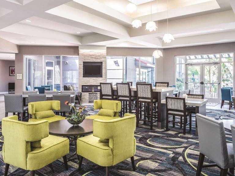 La Quinta Inn & Suites by Wyndham Orlando Lake Mary — photo 2
