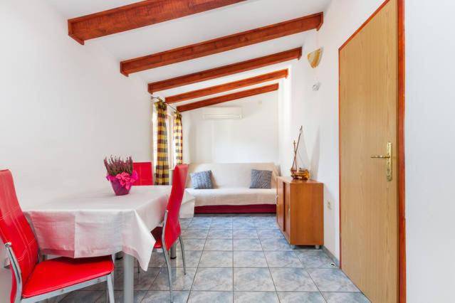 Family-oriented charming villa with garden, terrace & grill | Near Diocletian's Palace | Good for workation | Dogs allowed — photo 2
