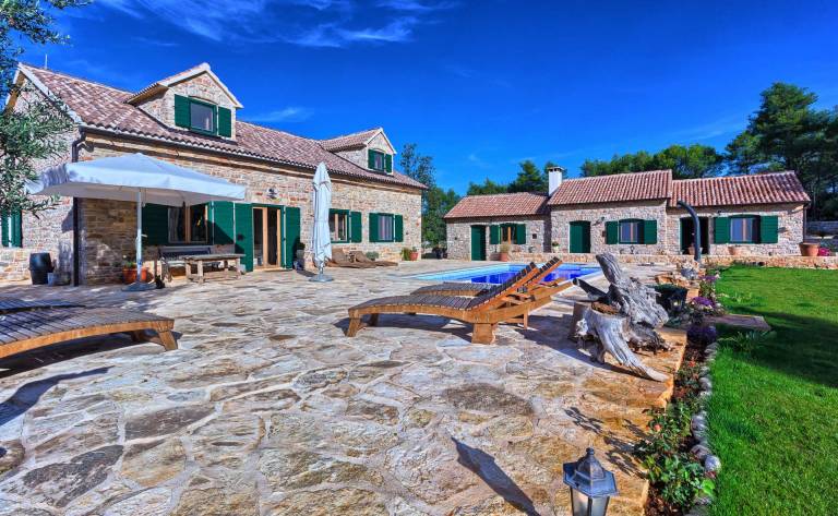 Finca Hvar - 3 individual houses, 5 bedrooms, bicycles for all, and a pool by MyWaycation — photo 3