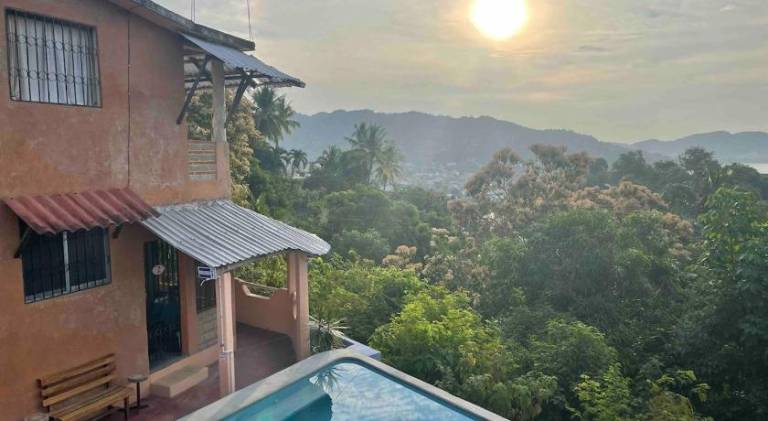 Charming vacation home with pool | Pets are welcome in Zihuatanejo