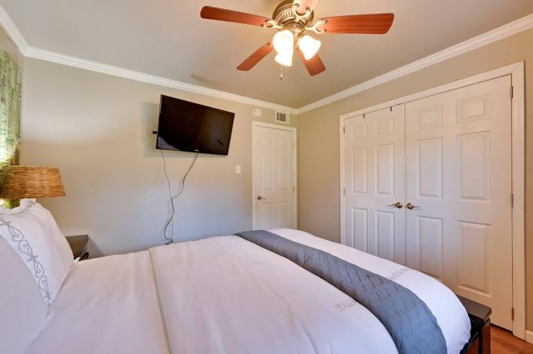 Luxury-Cozy 2BR Apartments Near SFA — photo 4
