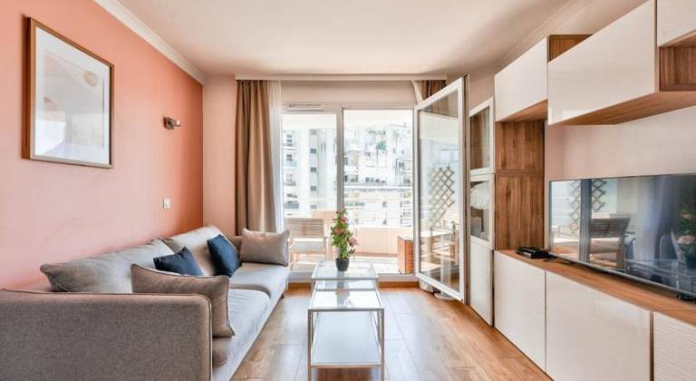 Apartment with 1 room for 4 persons in Suresnes