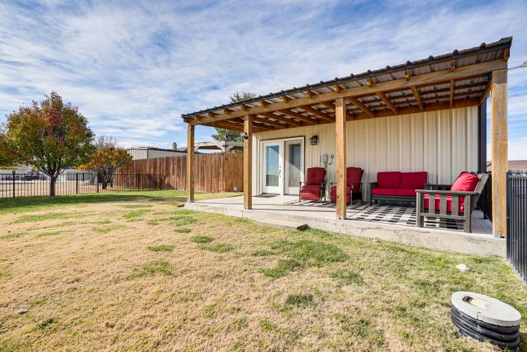 Fenced Yard: Modern Barndominium in Amarillo! — photo 3