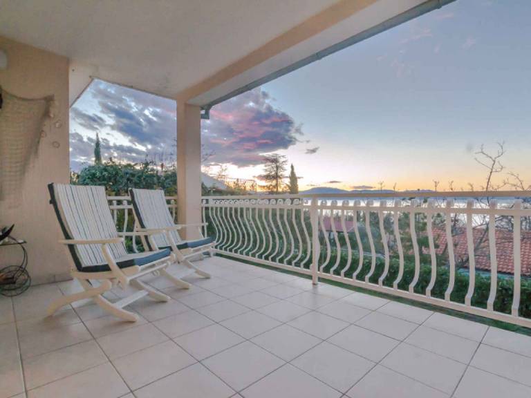Apartment with yard & patio | Pet-friendly — photo 2