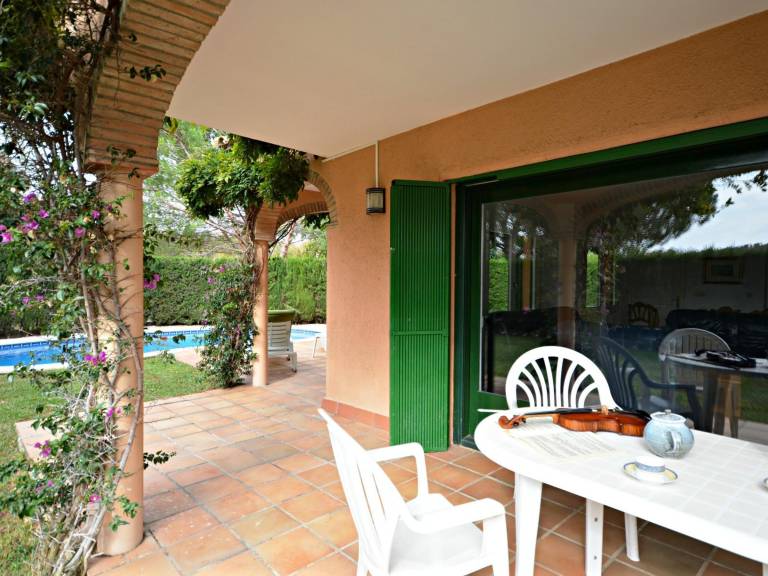 House with grill, private pool & yard — photo 3