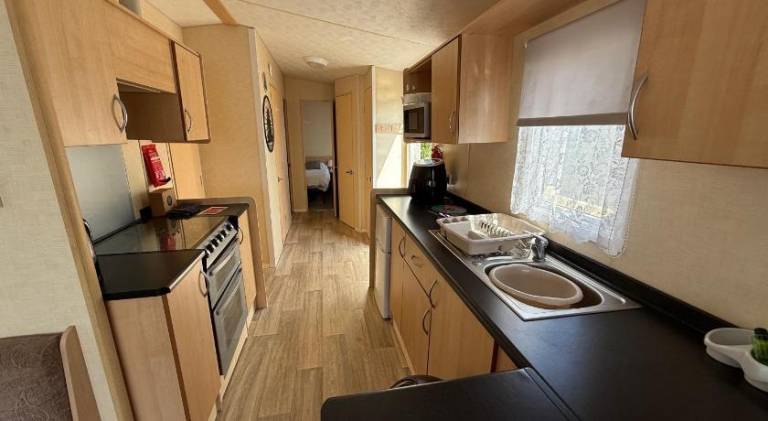 Sunnymede i15 Hot Tub - pet friendly, bed linen - Meadow Lakes Caravan & Lodge Hire — photo 5