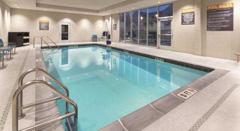 La Quinta Inn & Suites by Wyndham Terre Haute — photo 4