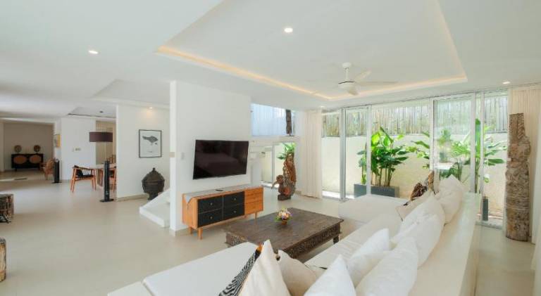 Villa with pool — photo 4