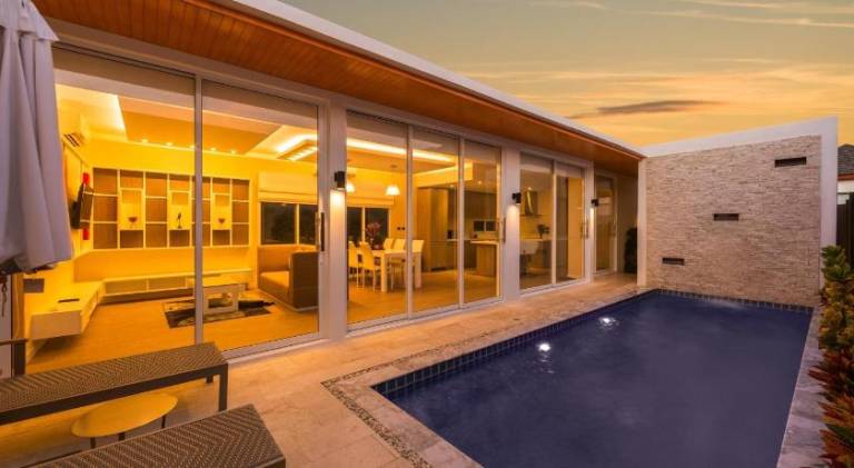 Singnature villa Naiharn Rawai by the sense in Karon