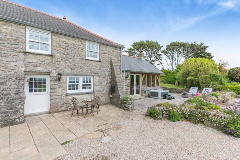 Cottage with hot tub, garden & patio | Water view in Helston