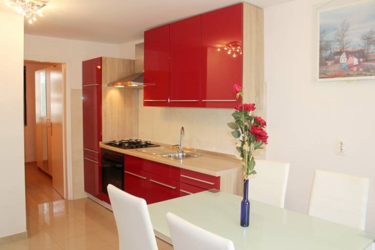 Rental apartment with yard, terrace & barbeque — photo 4