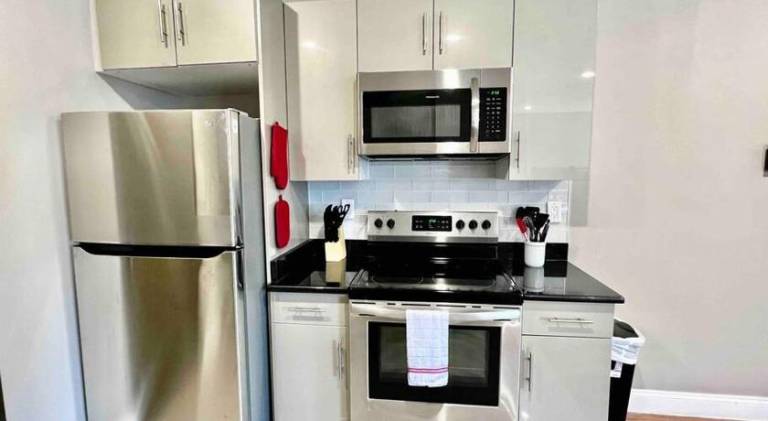 402 Stylish luxe Apt at center city self check-in — photo 4