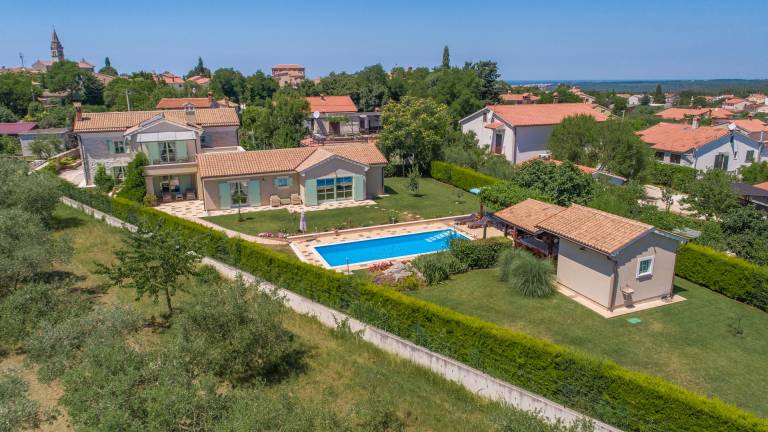 Villa with BBQ, terrace & yard — photo 4